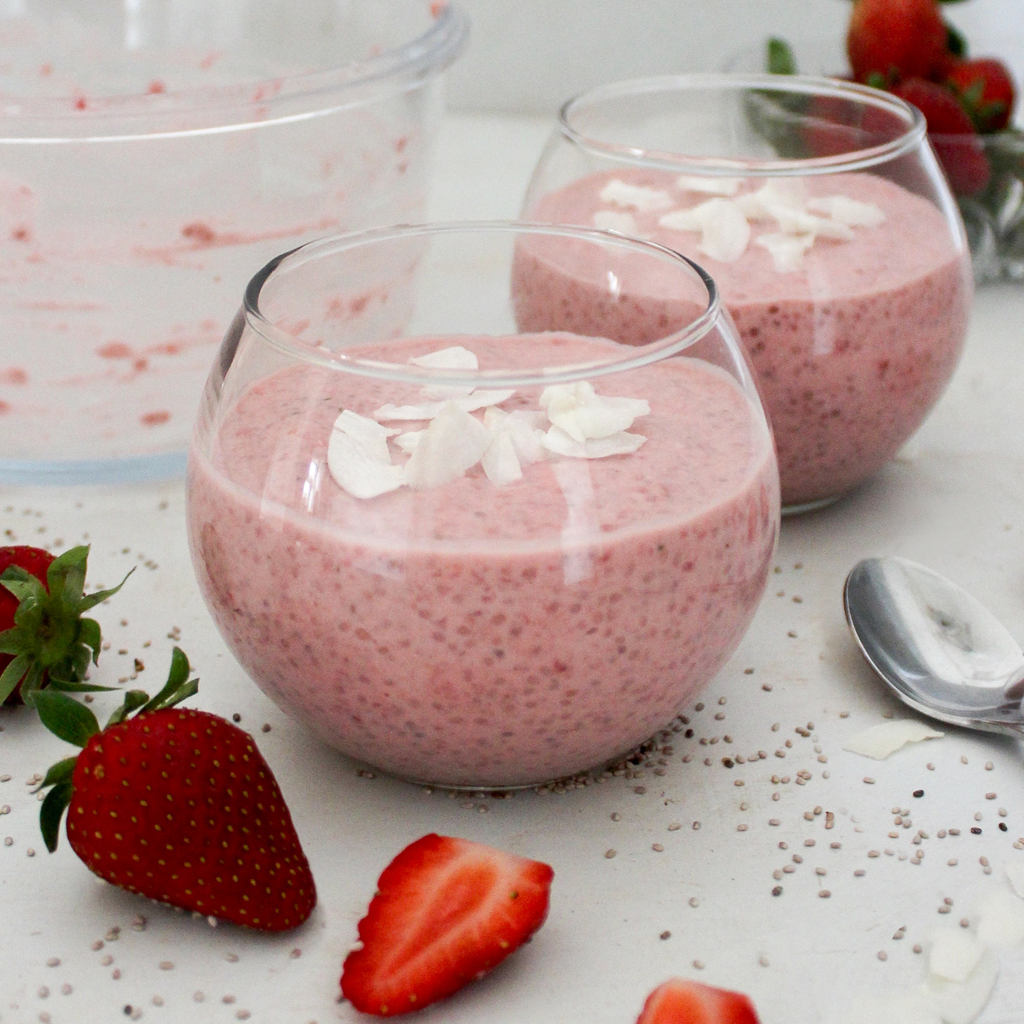 Creamy strawberry yogurt chia pudding (Paleo & Vegan)